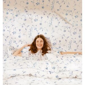 Hill house entire queen bedding set. Excellent used condition.